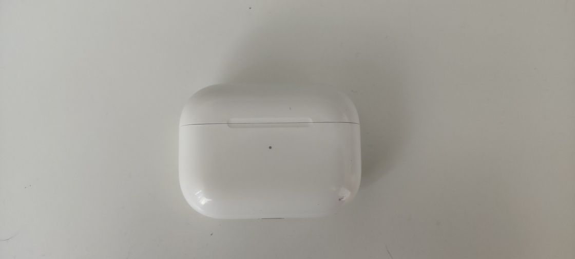Продам оригинал кейс от  airpods pro