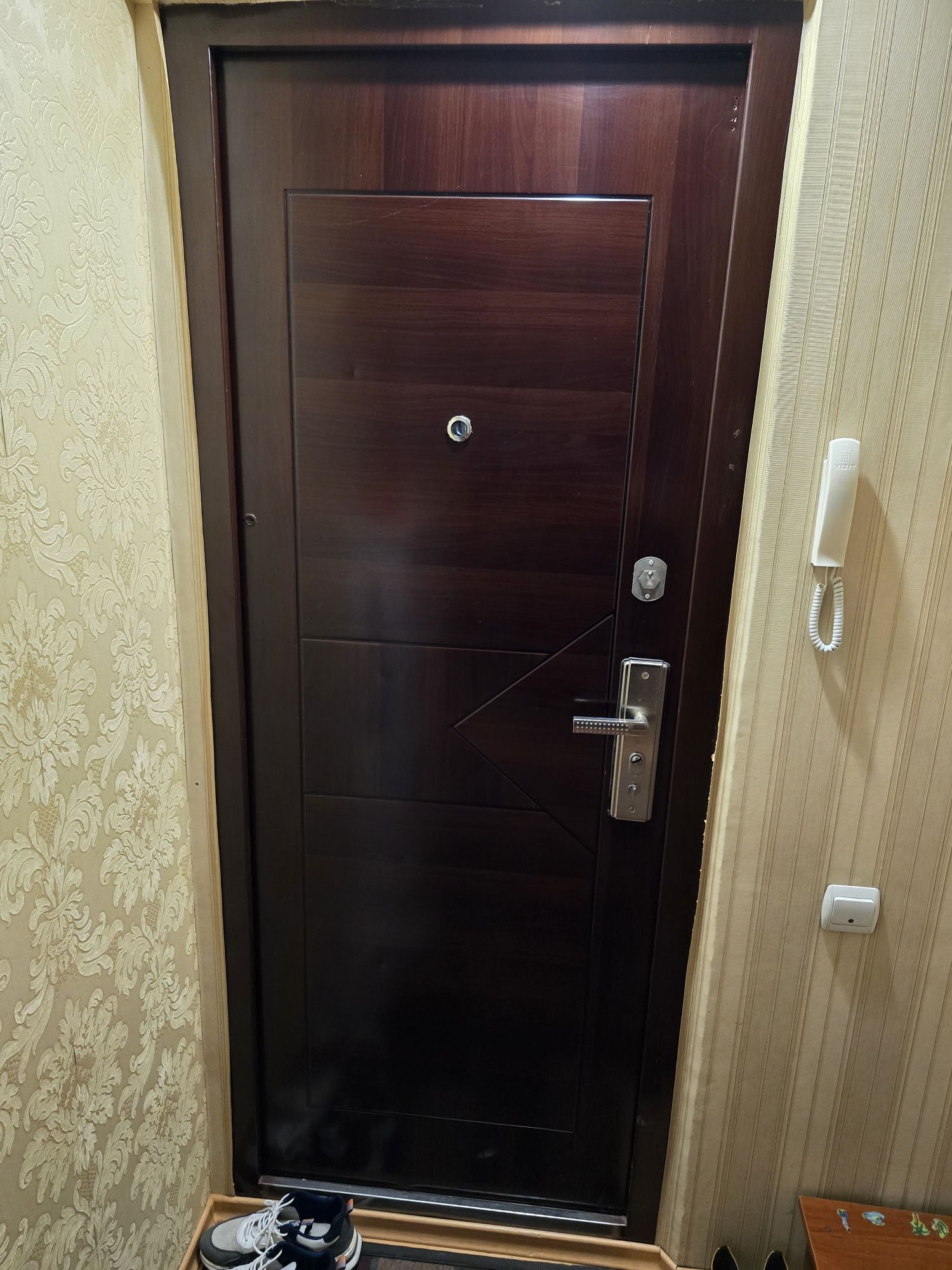 Продам наружную дверь