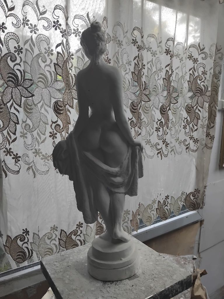Скульптуры,  бюсты , гипсовые головы .