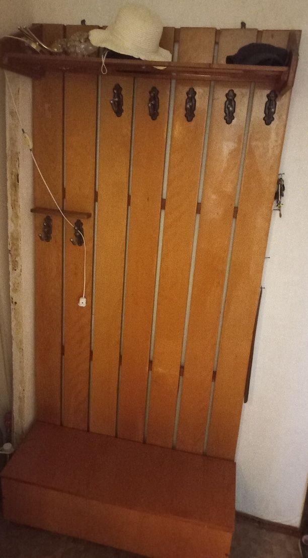 Продам вешалку в прихожую