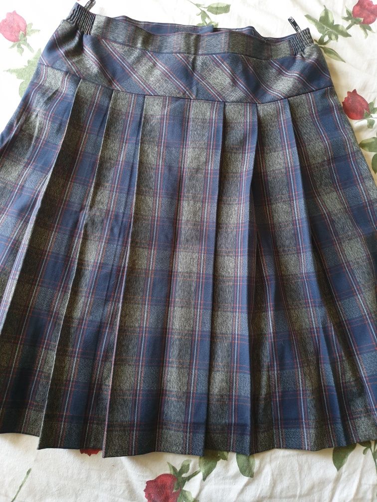 Продам юбку школьную.  48 размера.