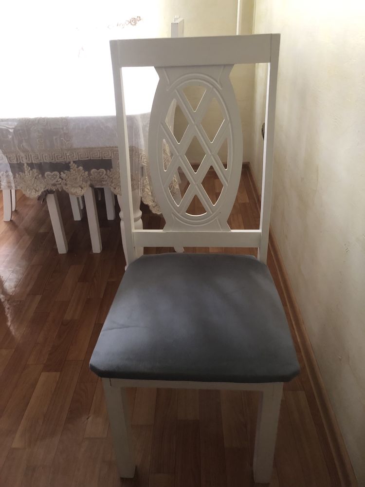 Продаю стол со стульями , скатерть в ПОДАРОК