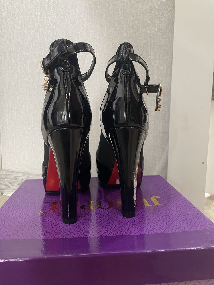 срочно продам женскую обувь