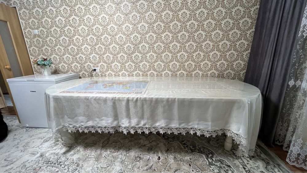 Срочно продам стол . Скатерть белого цвета в подарок.