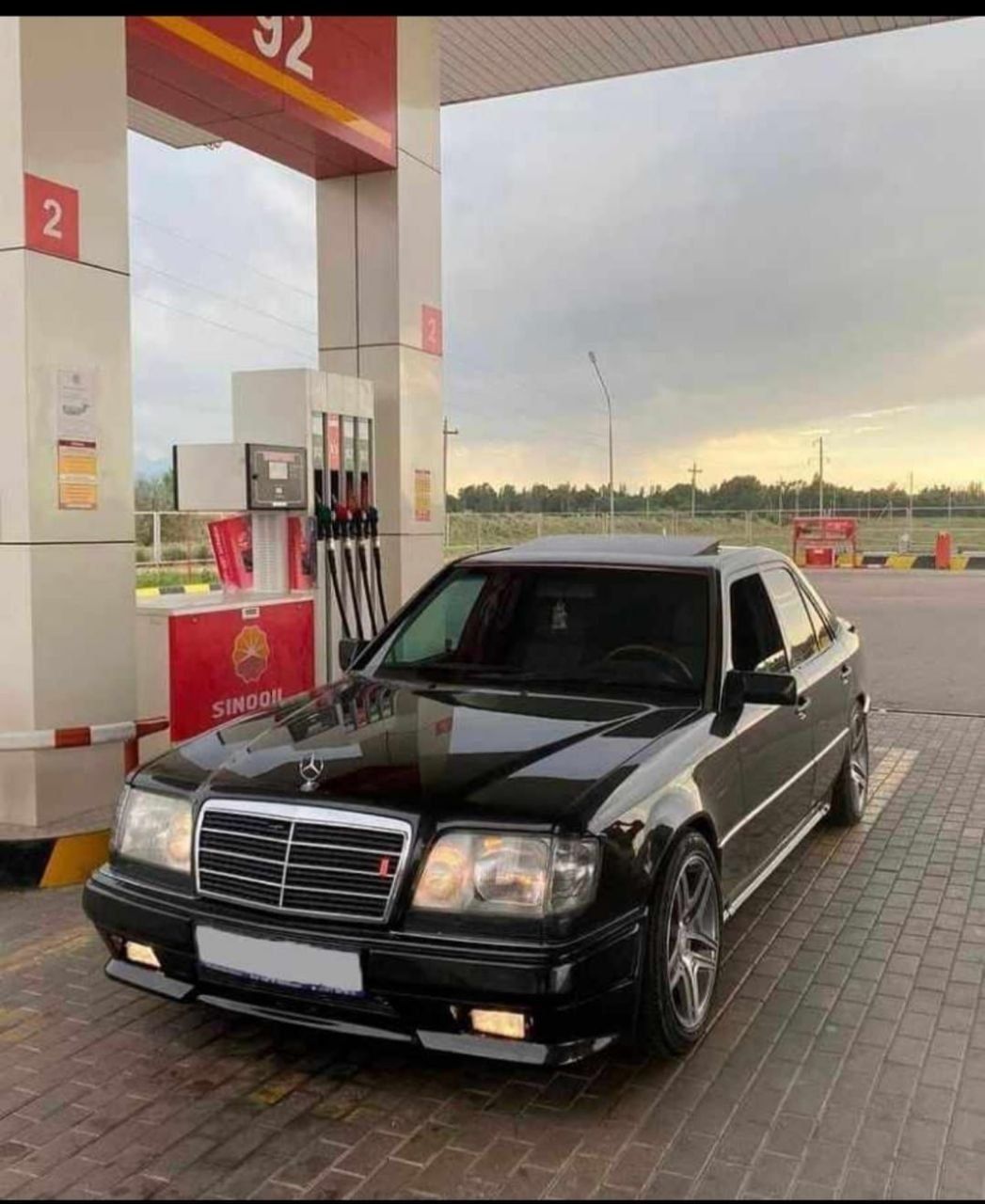 Мерседес W124 передни задний бампер комплект крыло  молдинг фары капот