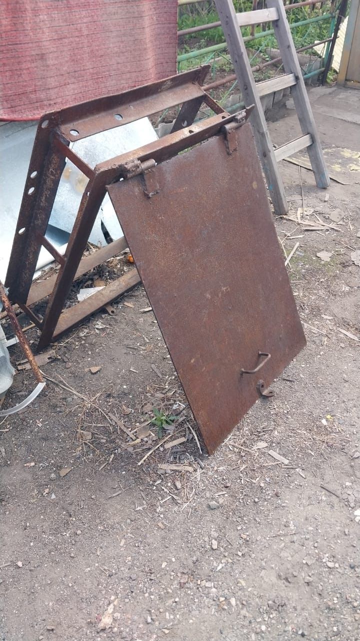 Дверь железная, тележка, дверца
