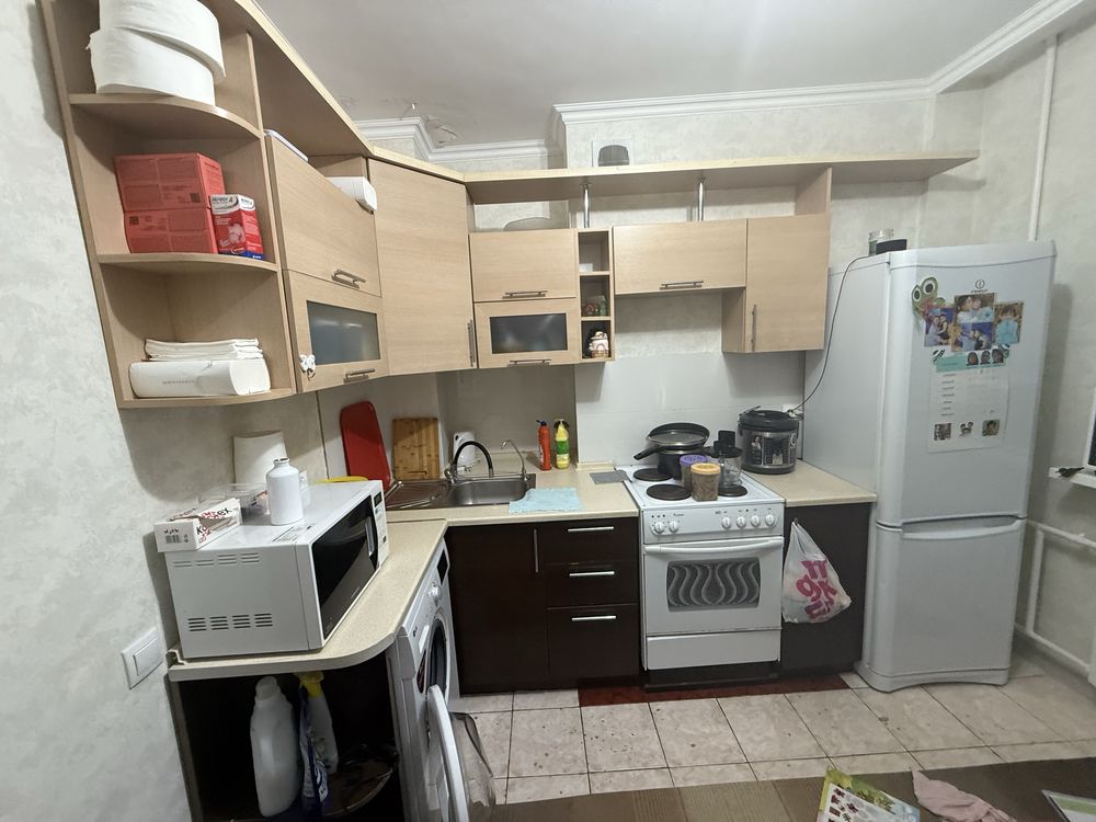 Продам кухонный гарнитур, вместе с плитой.