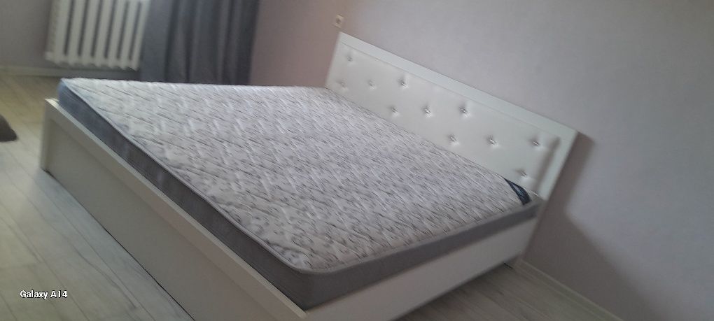 Продам  кровать  двух спальнию с матрасом новым 2м на 2м