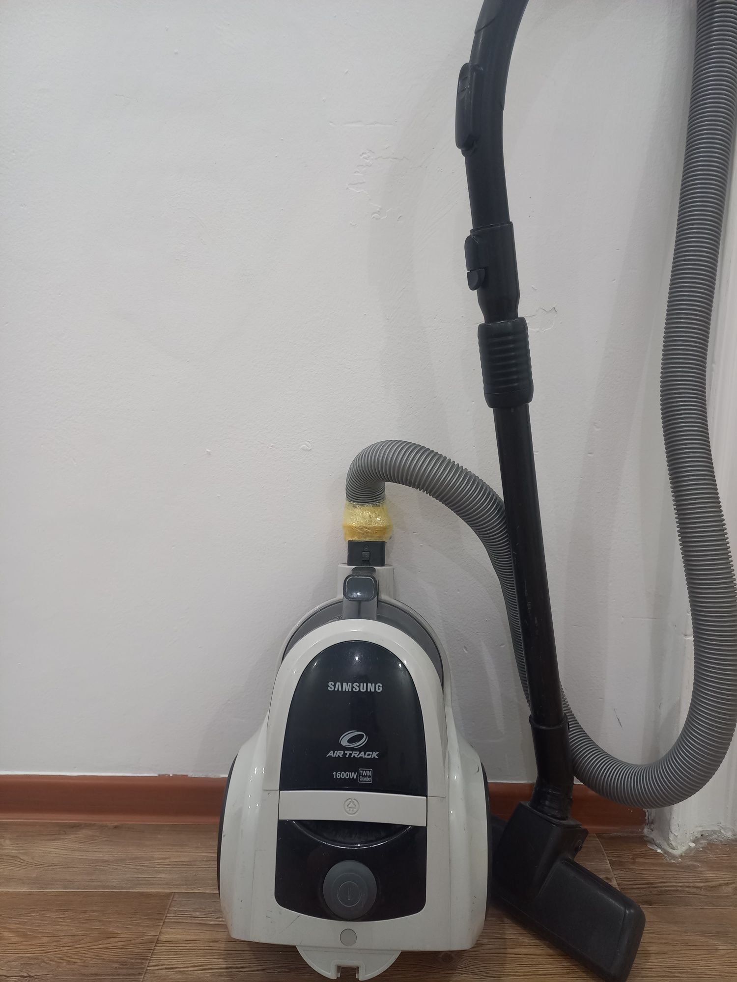 Продам пылесос Samsung Air Track 1600W