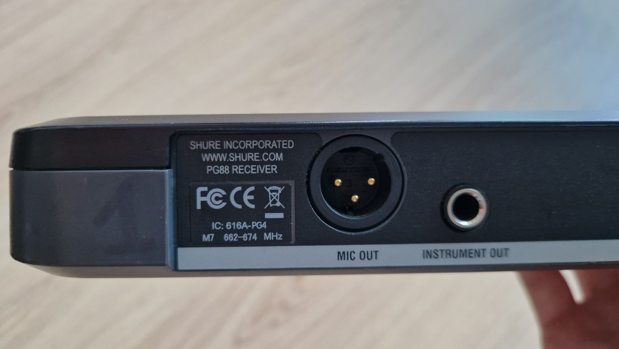 Продаю комплект Shure PG88 и 2 беспроводных микрофона PG58