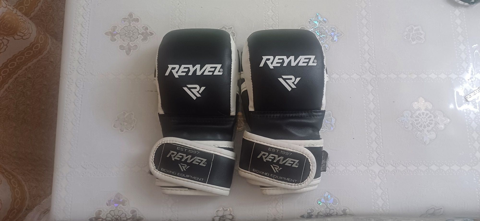 Продам перчатки мма REYVEL