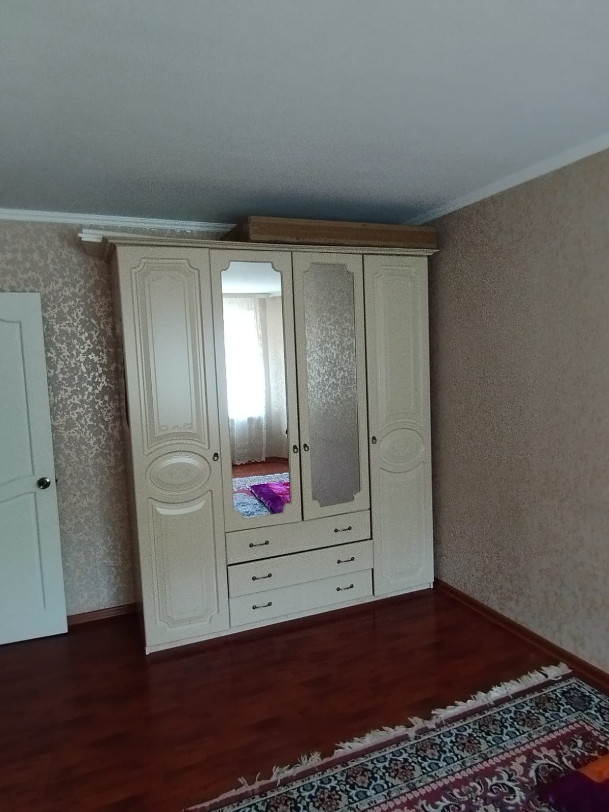 Продаётся шкаф плательный,вместительный,в очень хорошем состоянии,