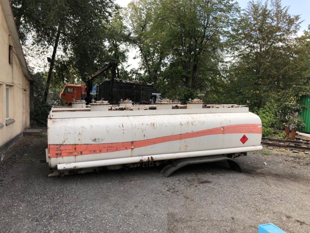 Ёмкость 20кубовая автомобильная в отличном состоянии без вмятин