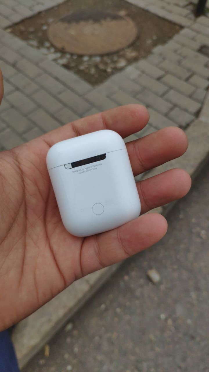 Продам оригинал кейс от airpods 1 и 2 поколения