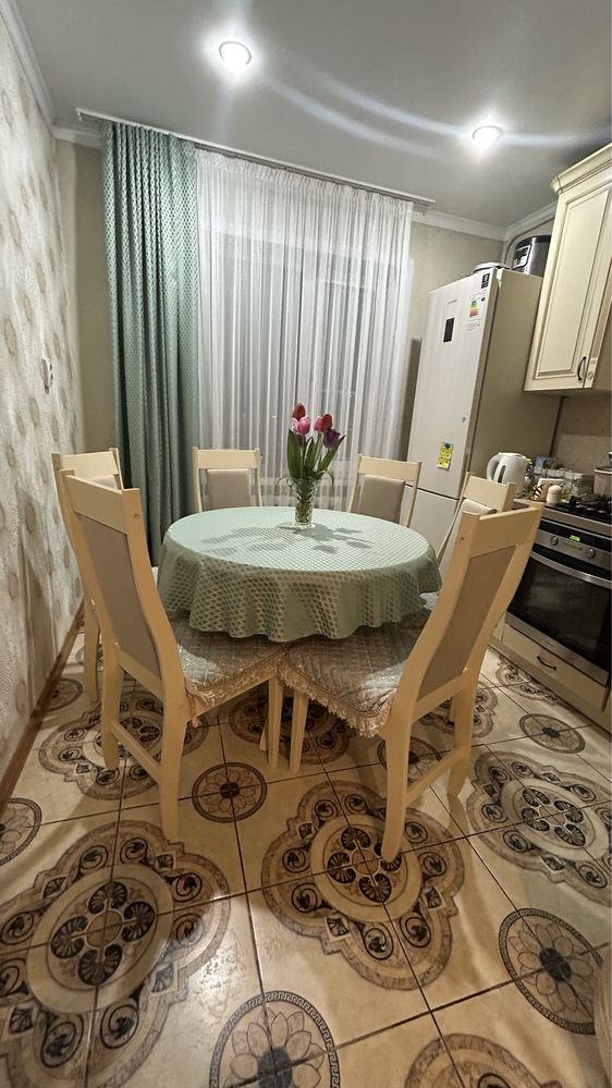 Продам кухонный стол со стульями