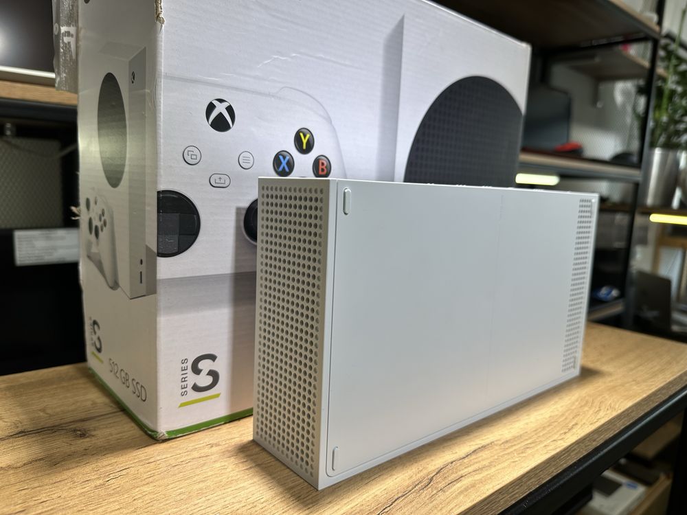 Игровая приставка XBOX Series S, 512 GB SSD, 1 джойстик, 10086/А10