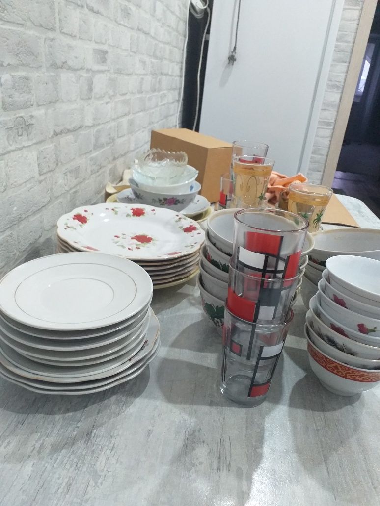 Продам стаканы' тарелки' блюдца