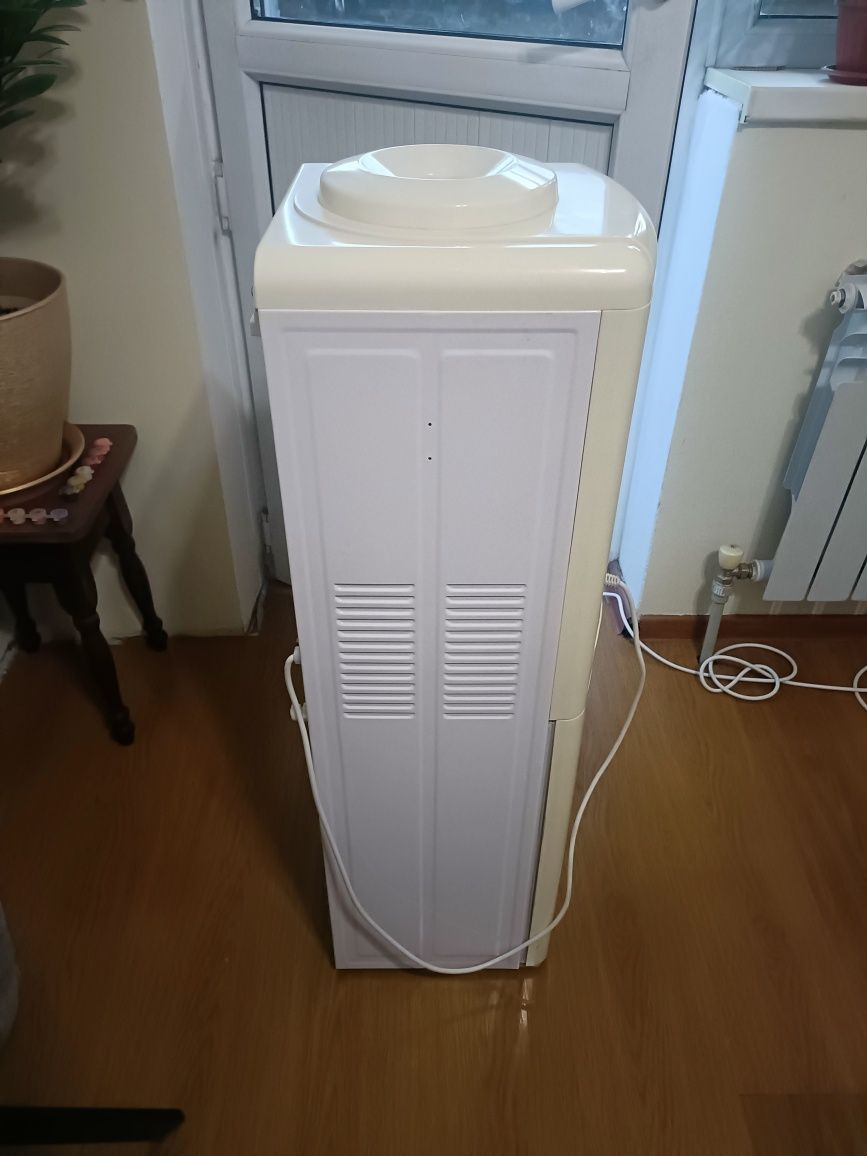 Кулер для воды Almacom