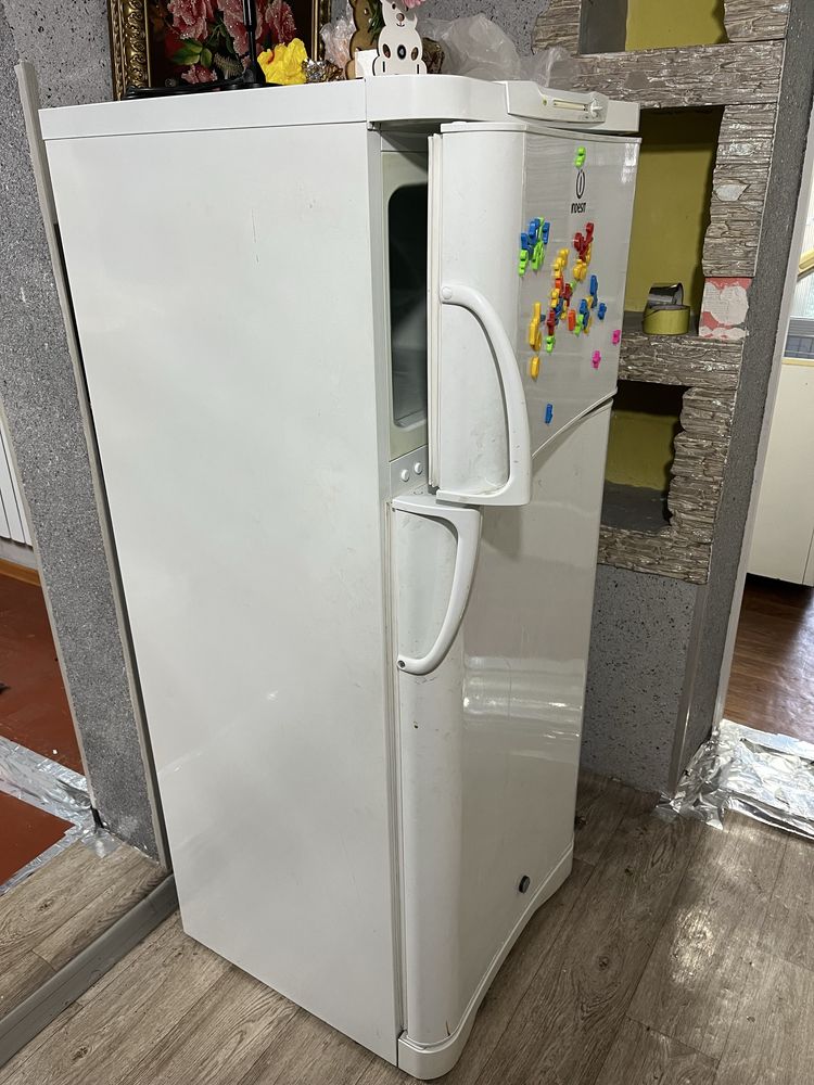 Холодильник Indesit