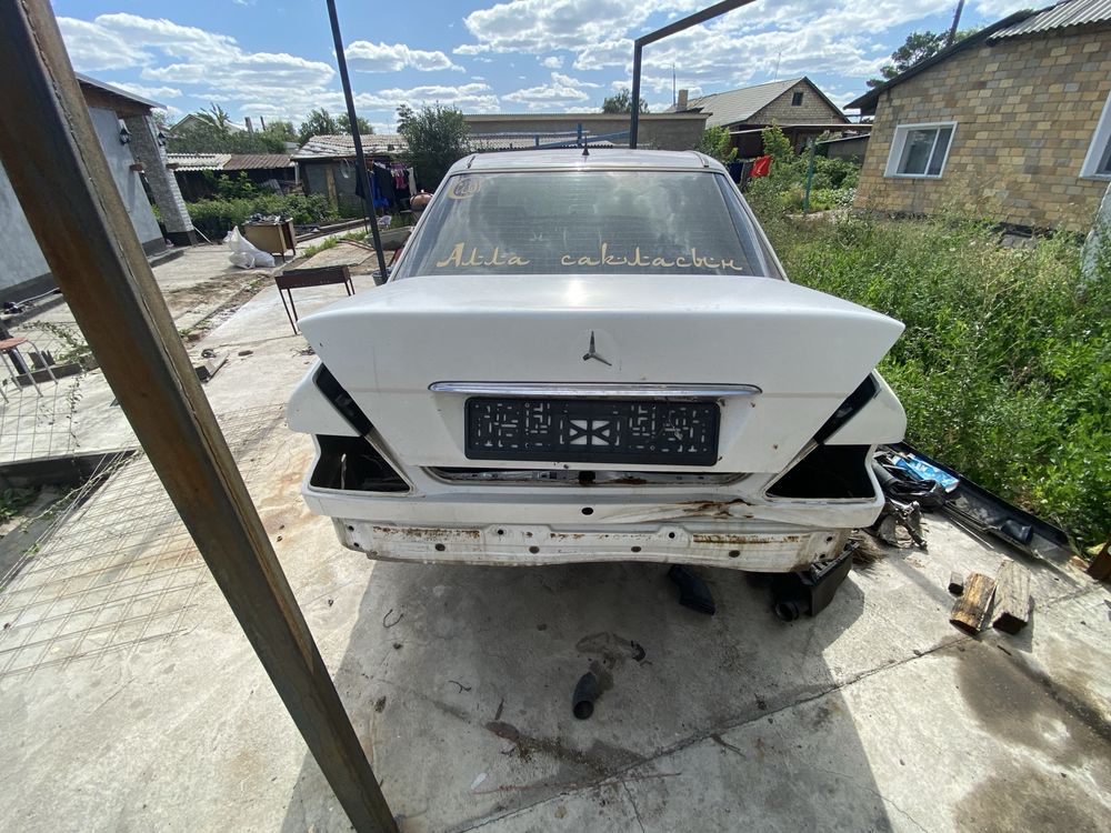 Крышка багажника е 124
