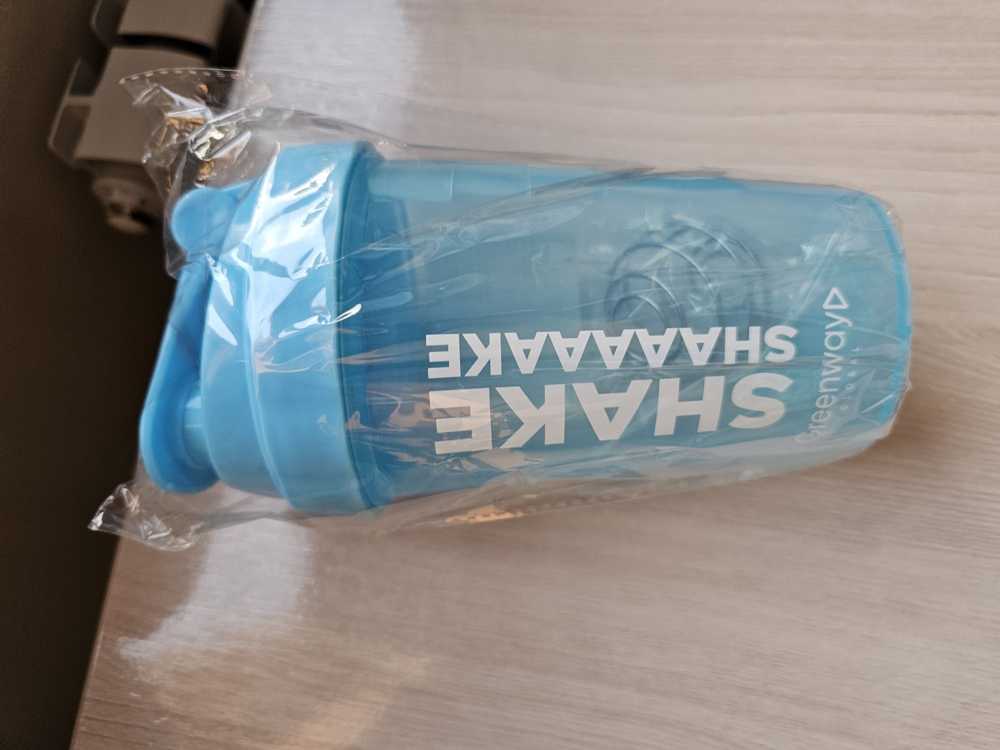 Продам  блюдца, шейкер, бутылочка Авент, коврик