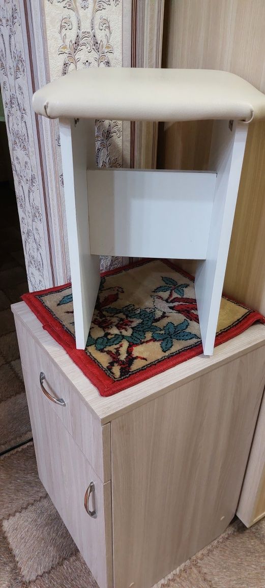 продам табуретки кухонные .