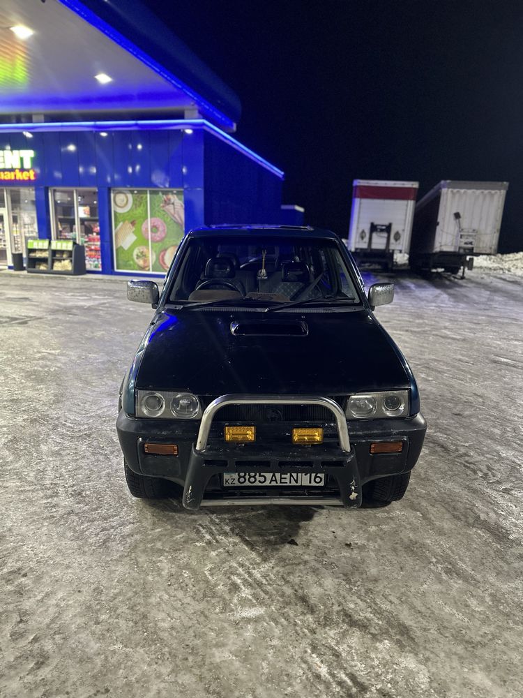 Ниссан мистраль.
