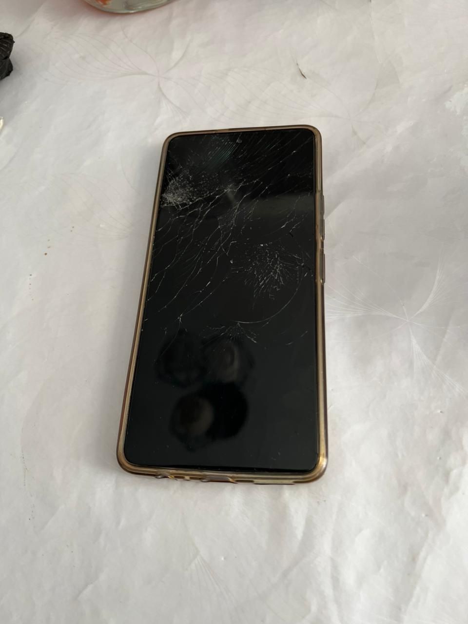 Продам телефон разбитый Tecno camon 20 256/16