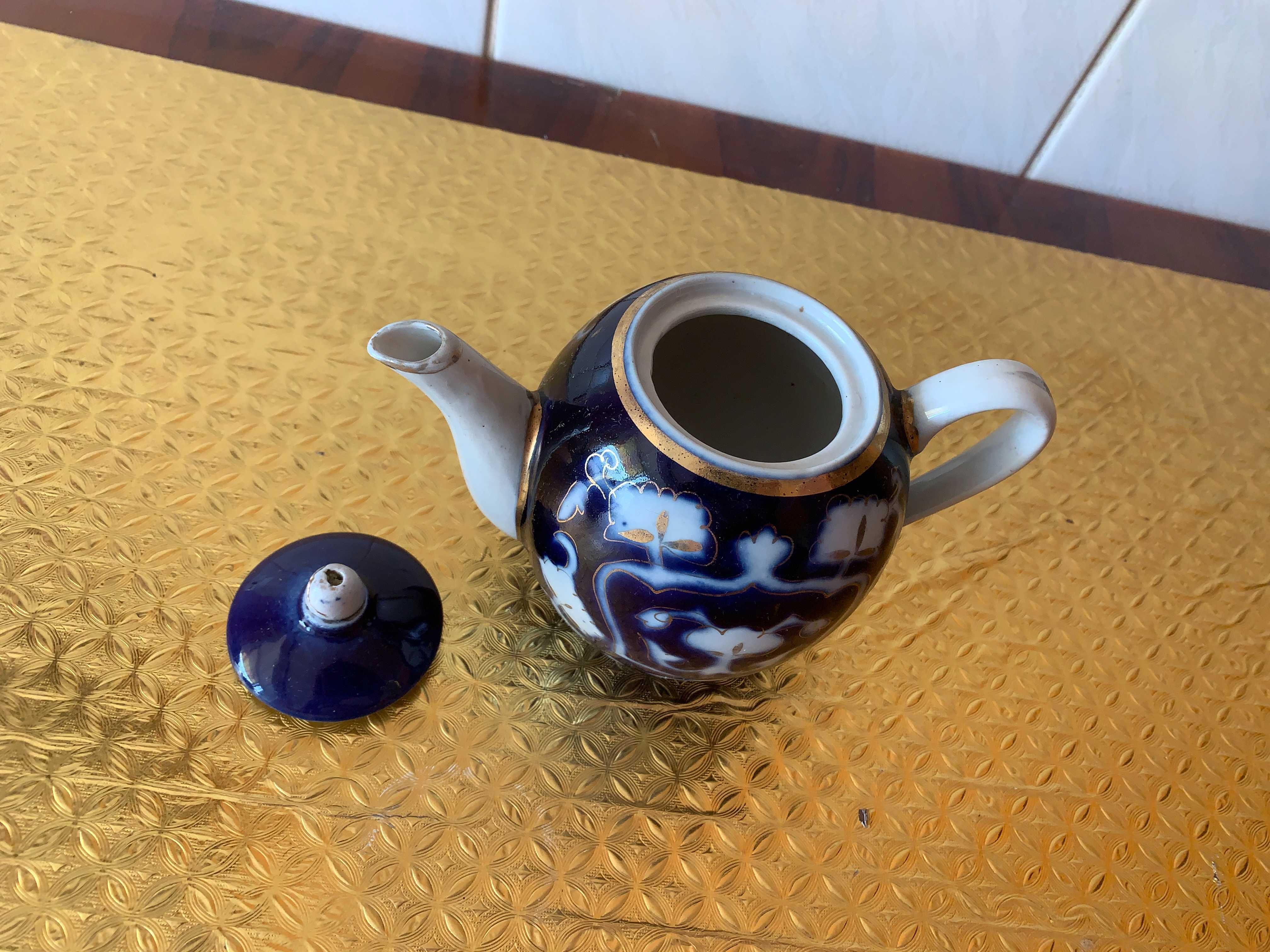Продам чайники заварные из фарфора белого цвета (сделано в Чехии)