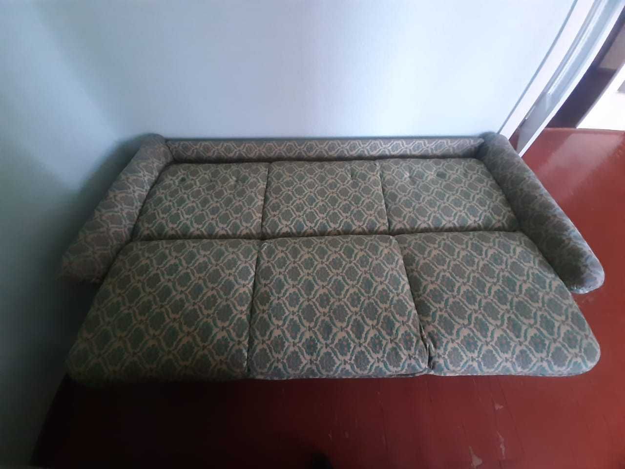 Продам мягкий уголок(диван и два кресла)