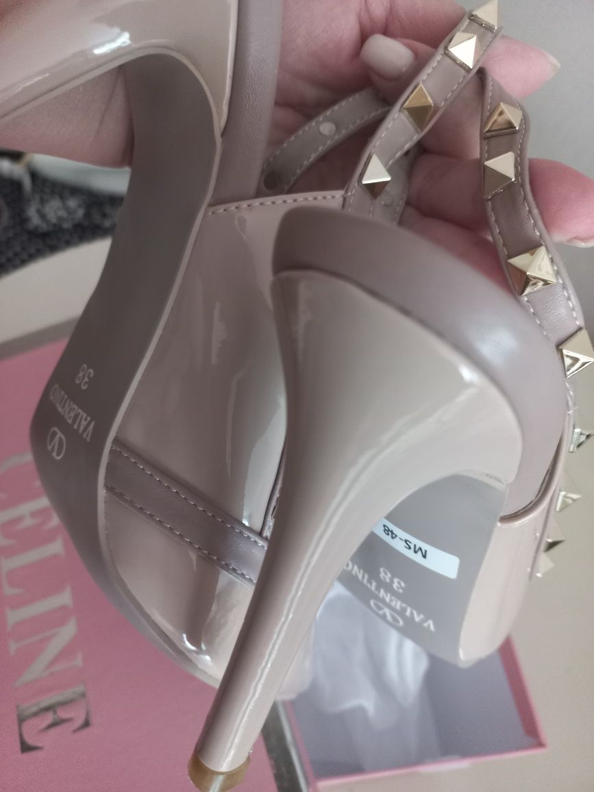 Продам новые туфли Valentino