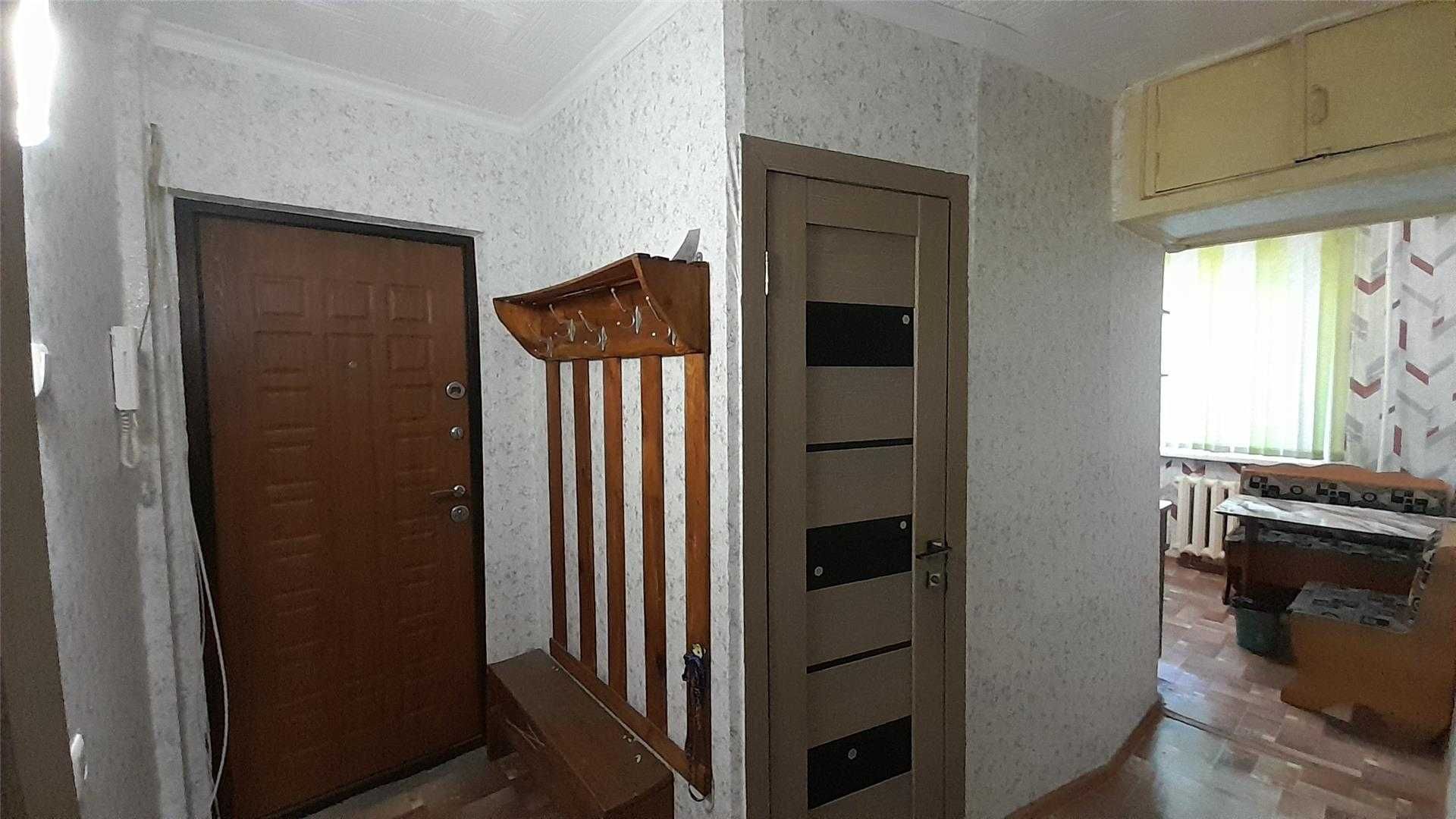 Продам 2 комн квартиру на 7 мкр на 1/5 эт