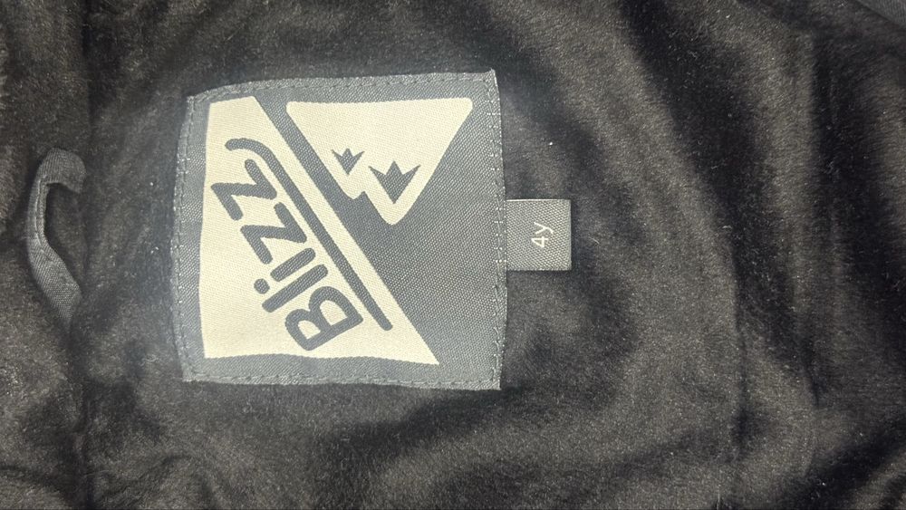 Продам новую детскую куртку- пальто Blizz на 4 года