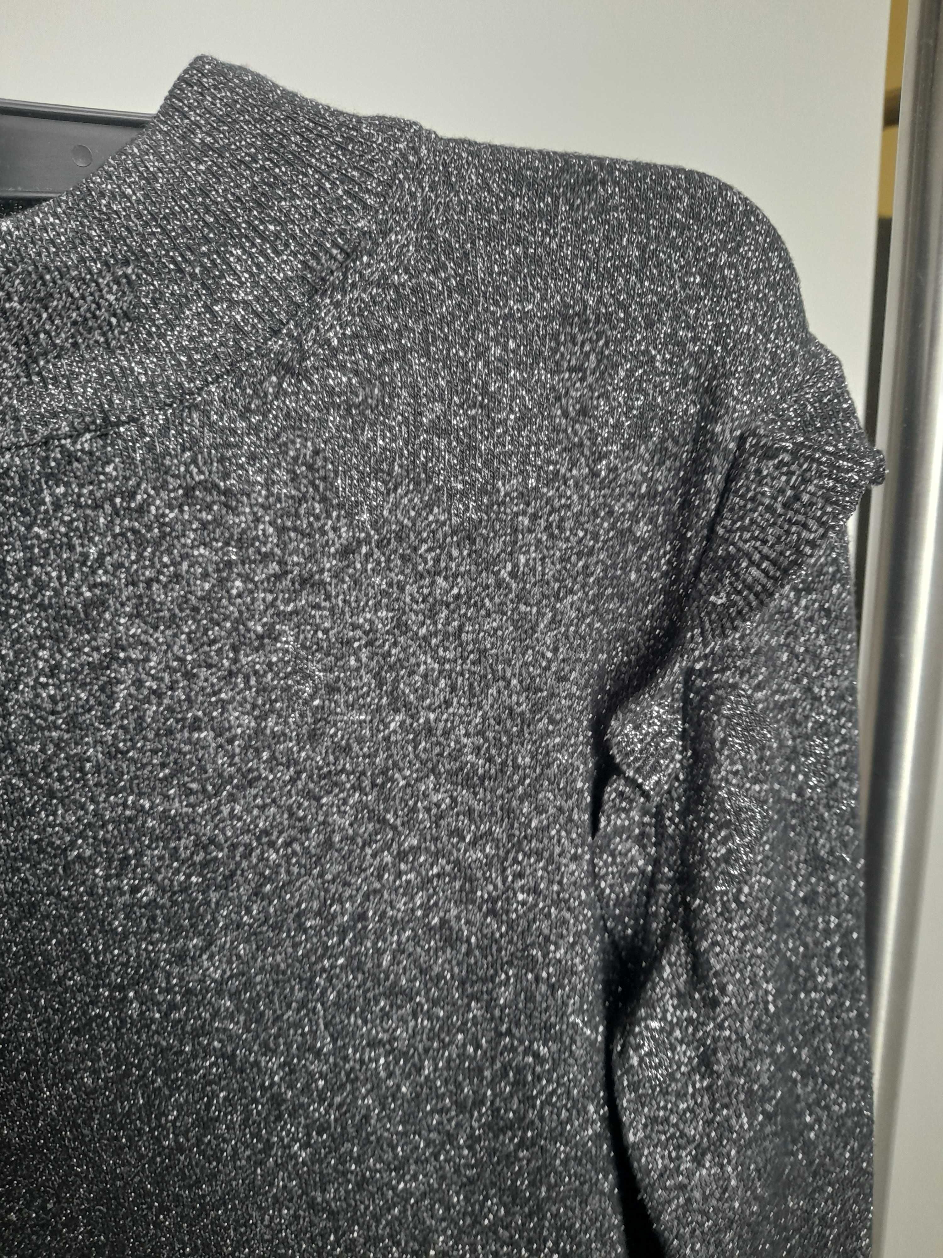 Легкий и слегка блестящий свитер от Massimo Dutti