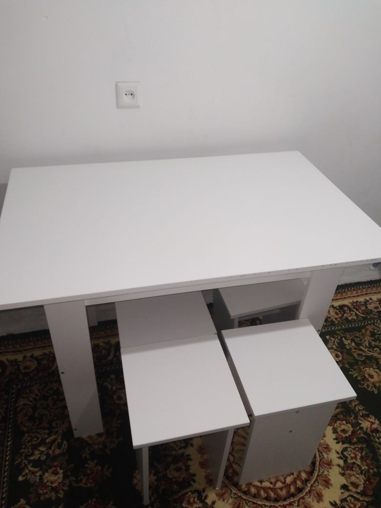 Кухонный стол и стулья 4шт почти новый