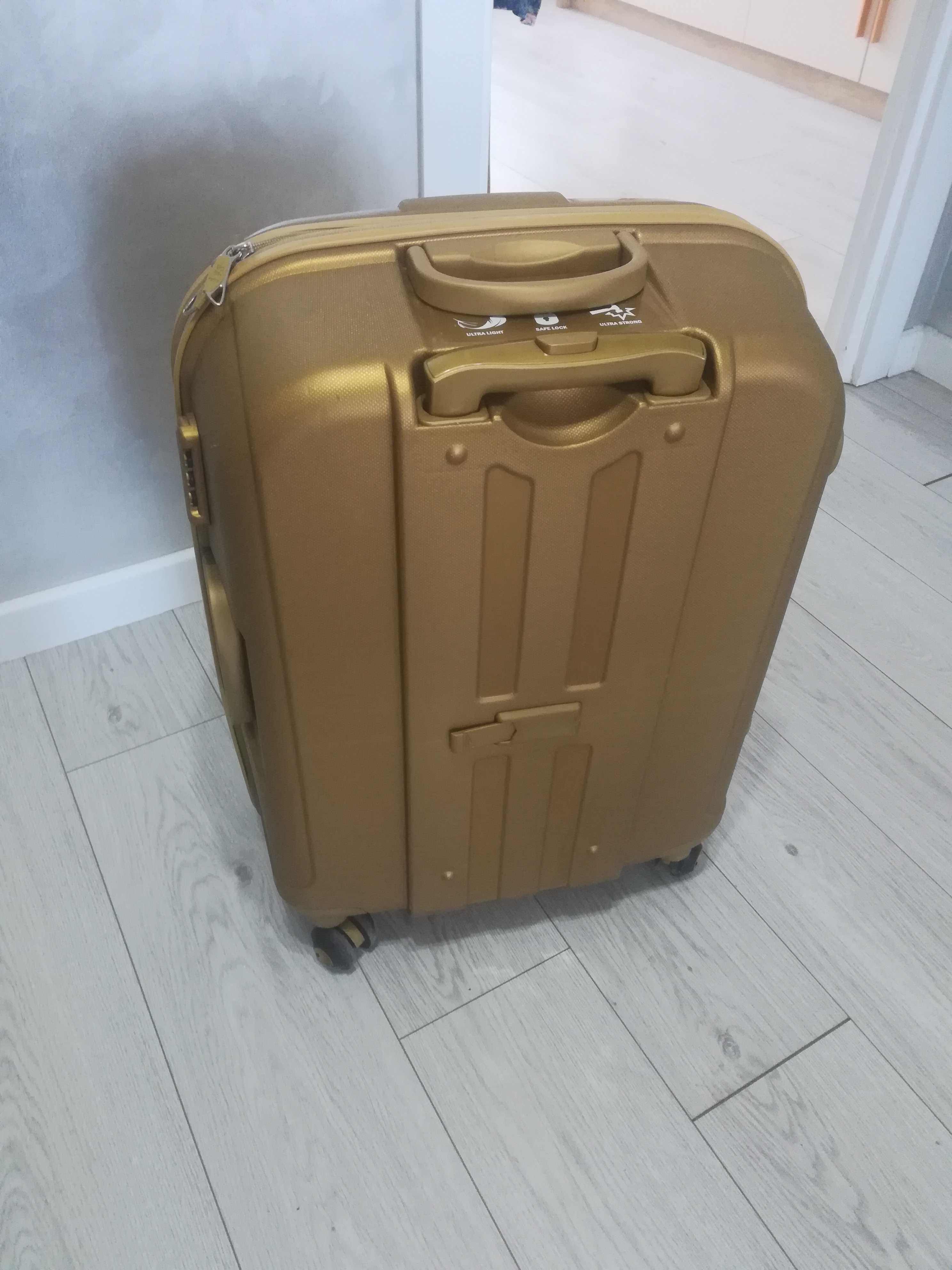 Продам чемодан с колесиками