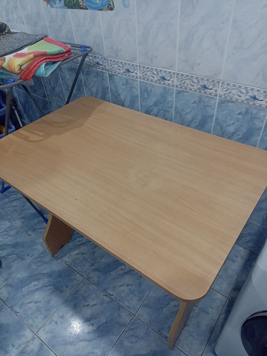 Стол обеденный. С выдвижной полкой