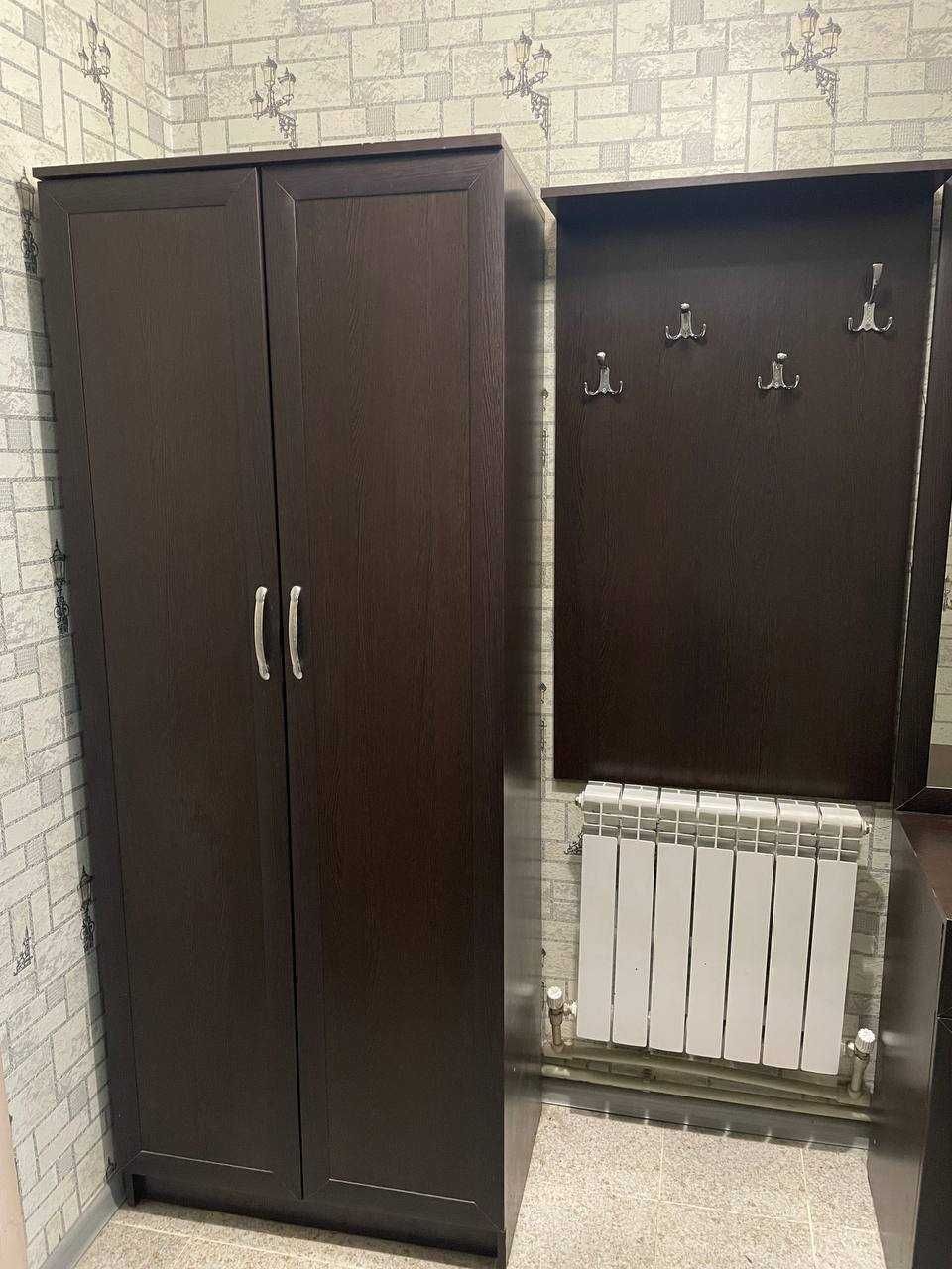 Продаю комплект мебели в прихожую (шкаф, тумба с зеркалом, вешалка)