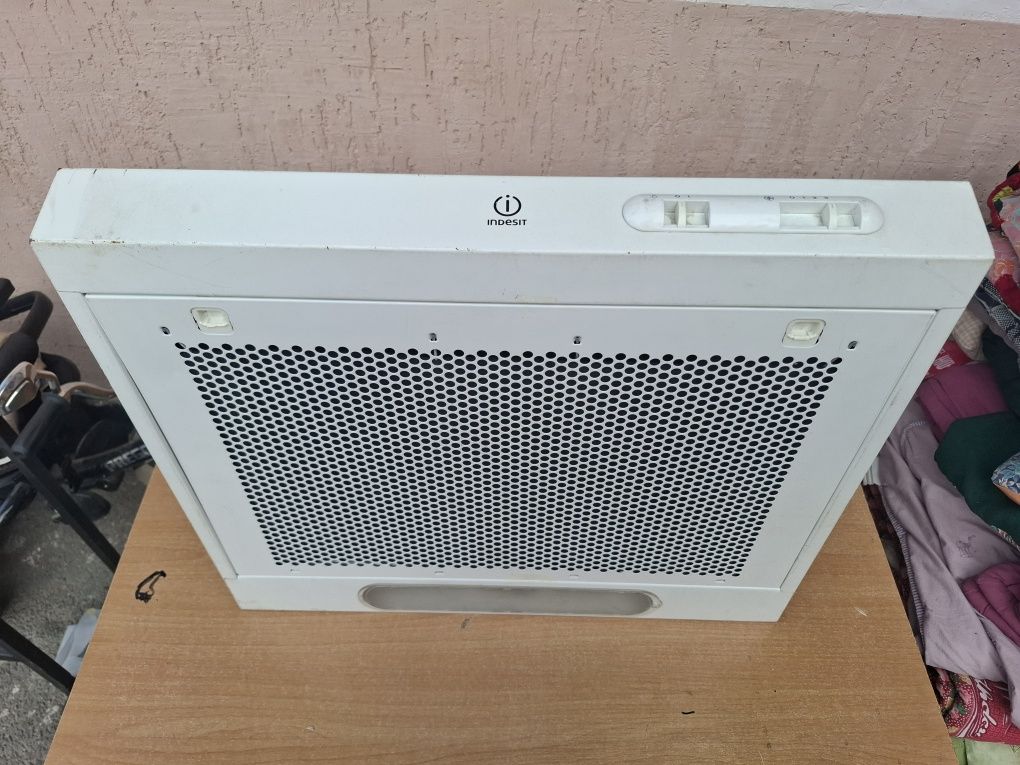 Продам вытежку новый Indesit