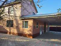 Дом 2этажный с красного кирпича.