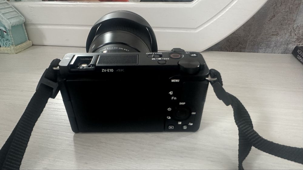 Sony ZV-E10 + объектив Sigma AF 16mm f/1.4 DC