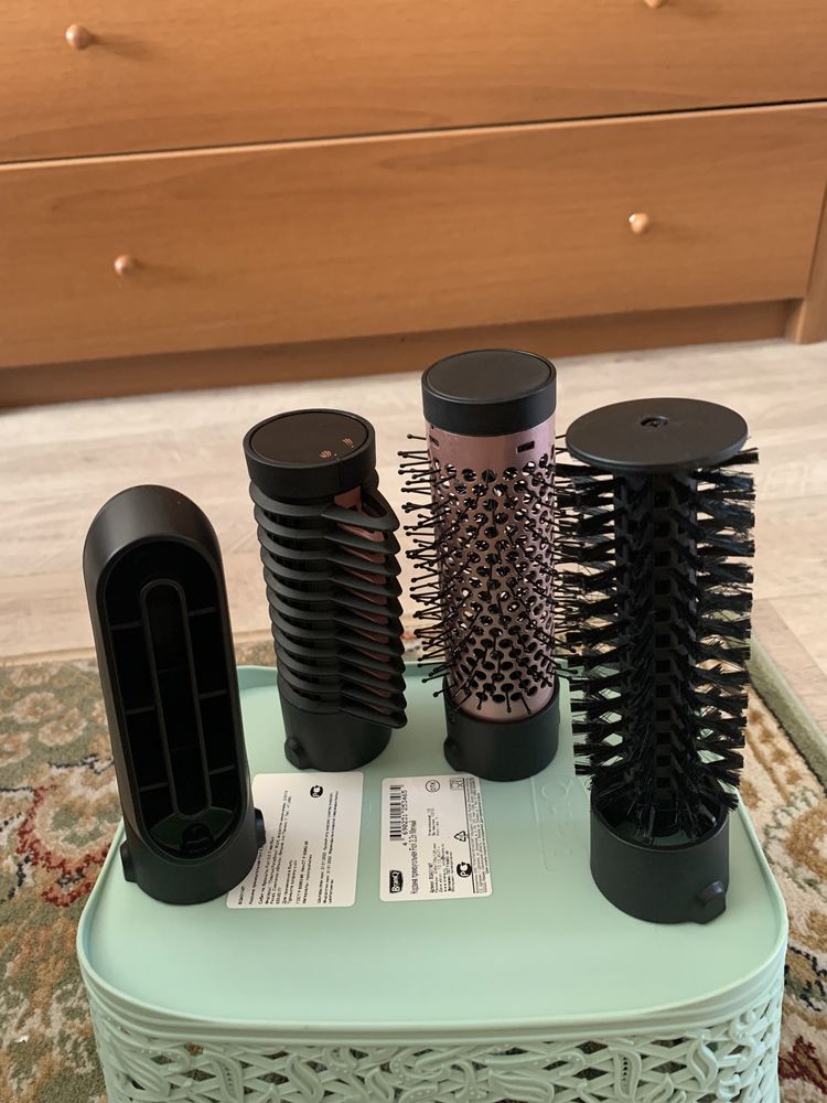 Продам новую фен щетку BaByliss, с 4 насадками,оригинал .