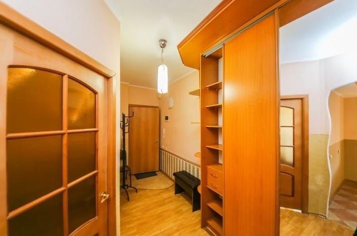 Сдам большую однокомнатную квартиру в ЖК посуточно часы Кумисбекова 8