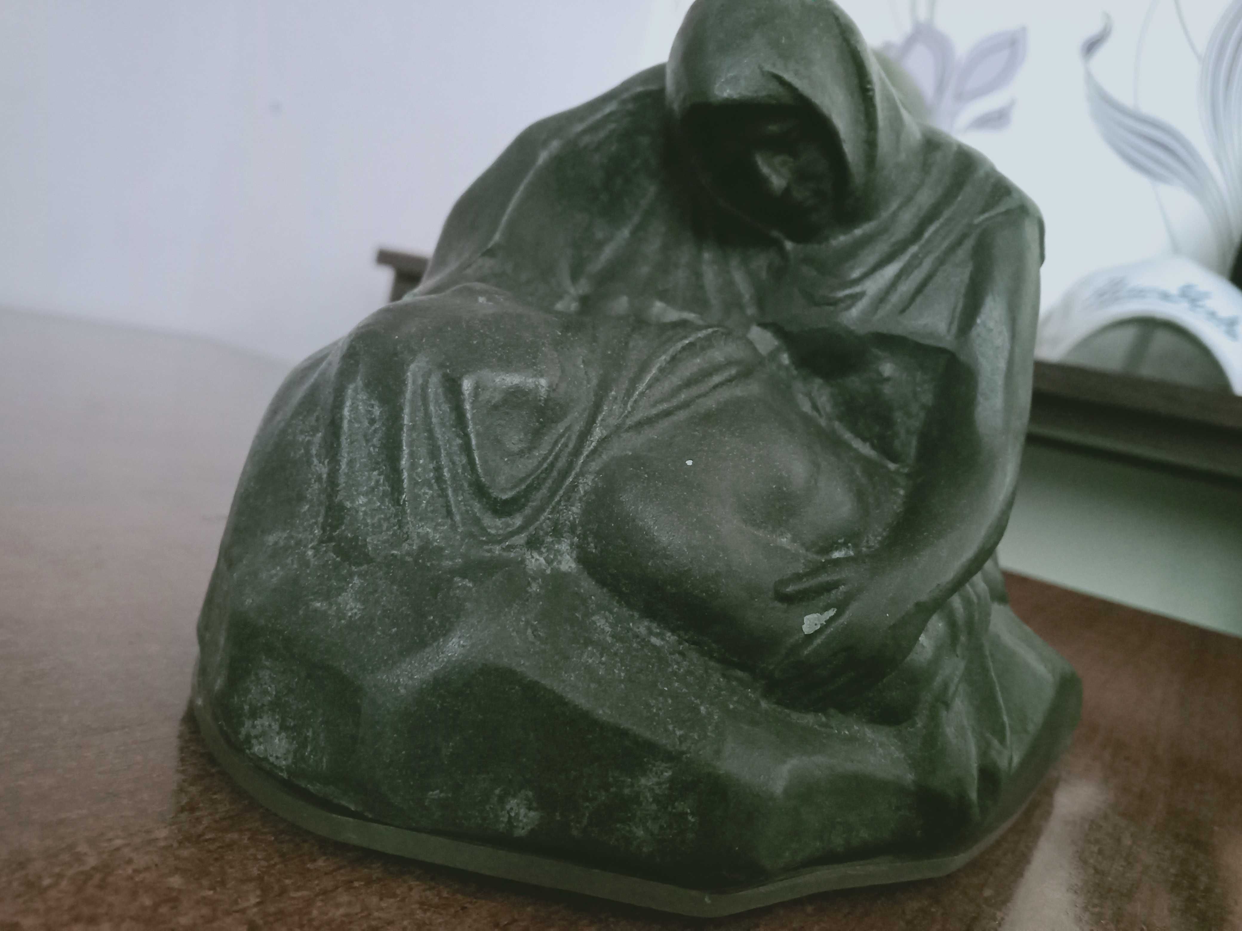 омен скулптура Скорбящая мать