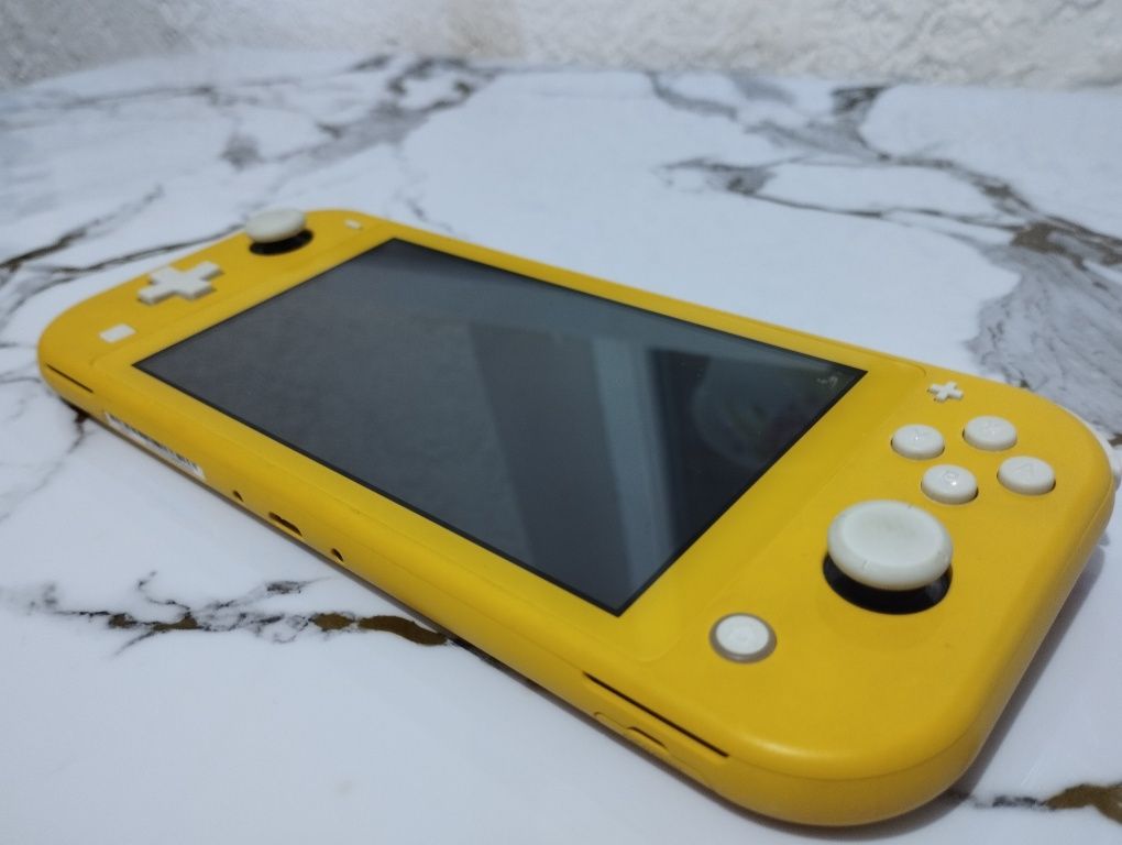 Продаю Nintendo switch lait в отличном состоянии