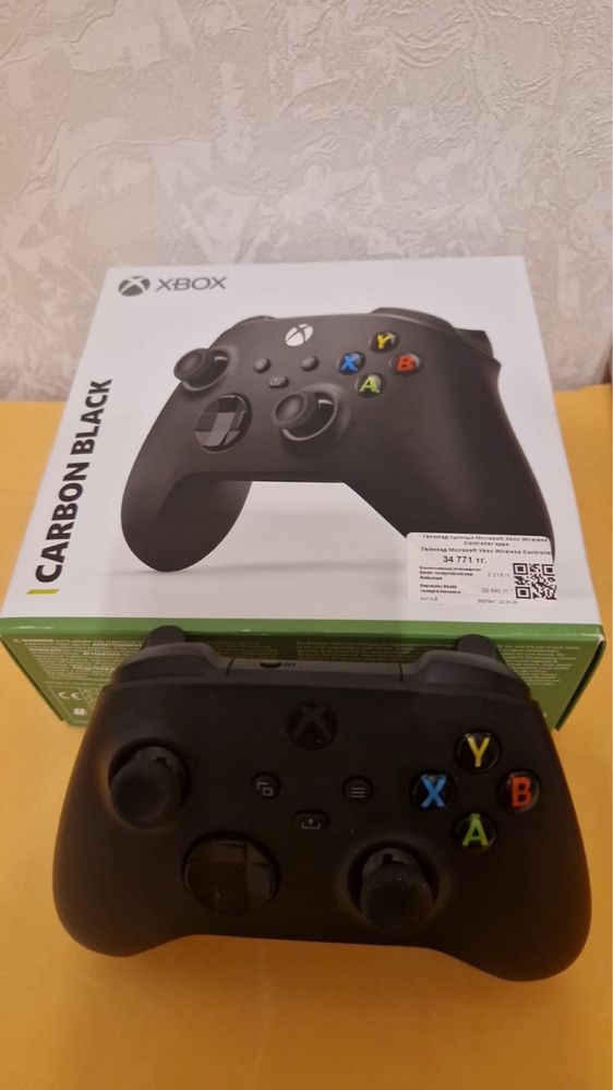Геймпады Xbox в ченой и белой расцветке