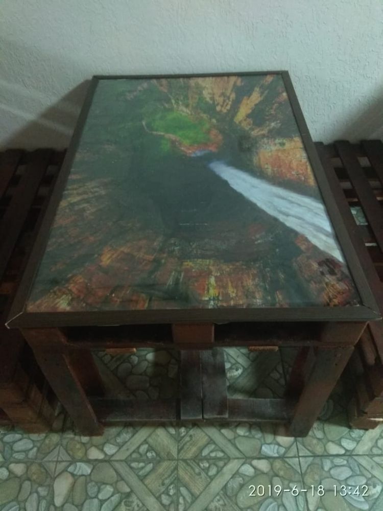 Деревяные столы и скамейки.
