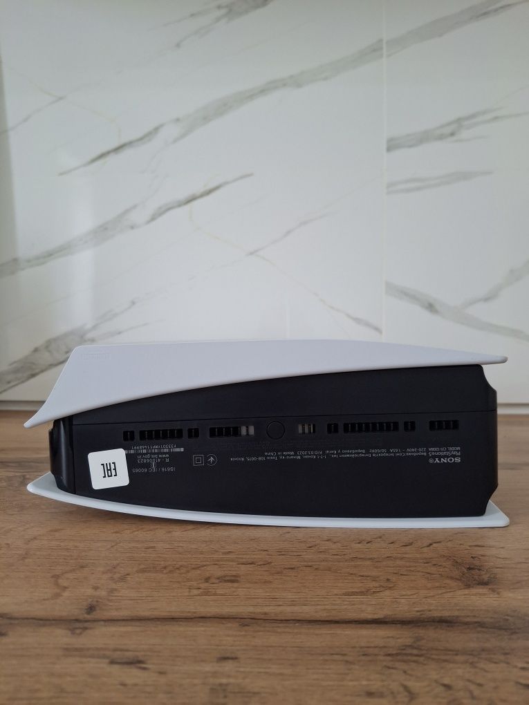 Продаю Ps5 состояние хорошое + игры и 2 джойстика оба Dualsense