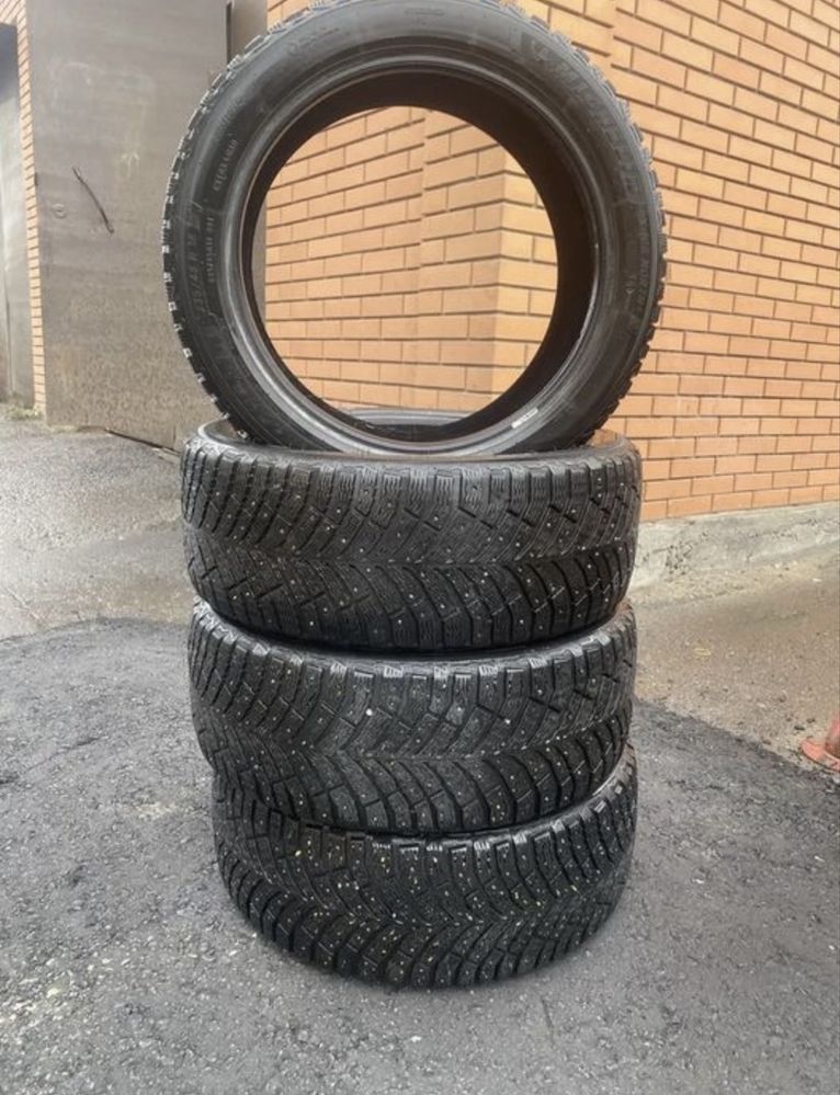 Продам зимние шины 235/45/R18
