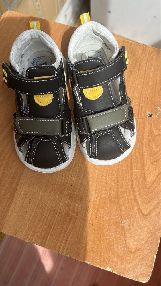 продам сандалики для мальчика